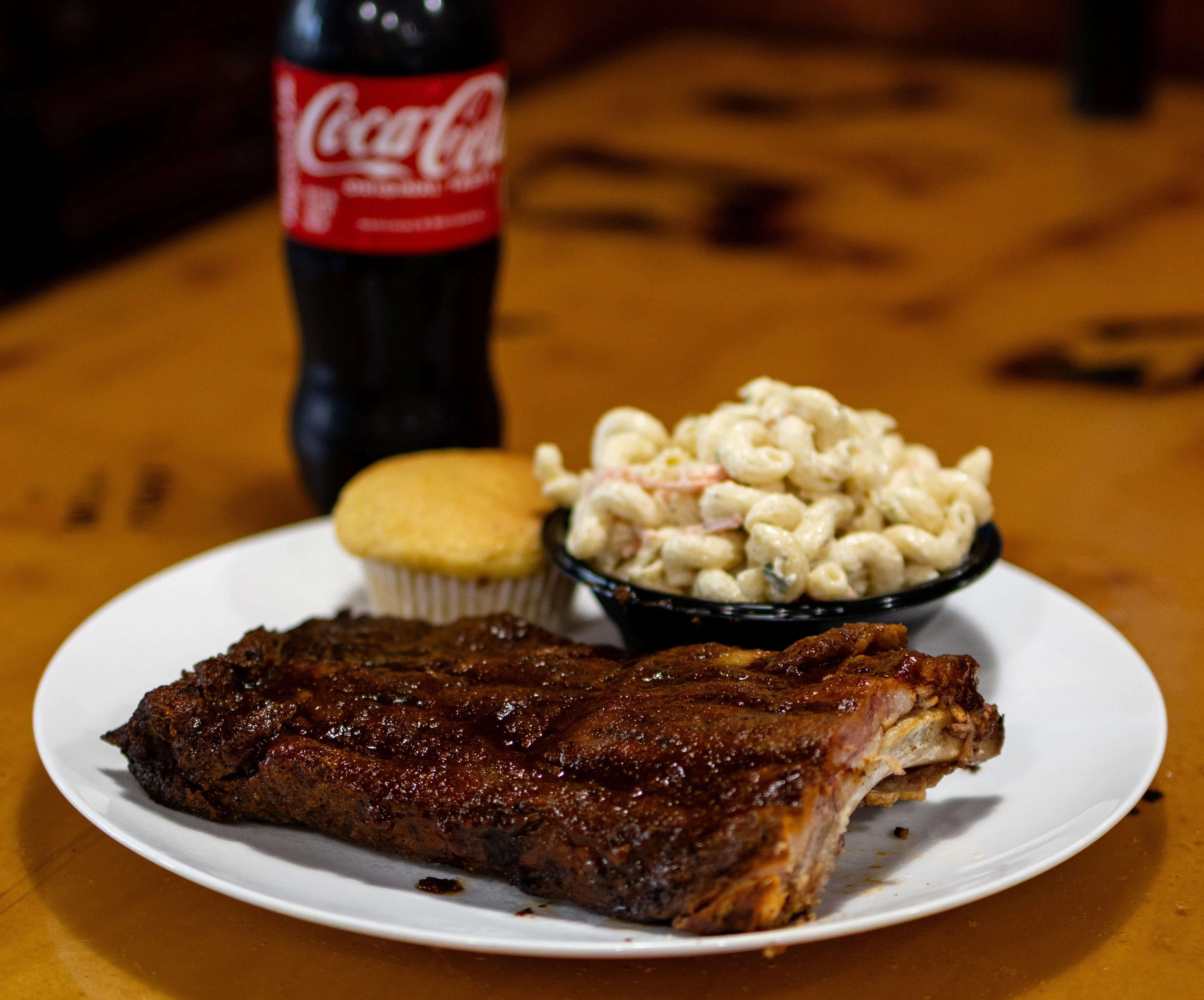 BBQ ribs with macaroni salad and cornbread
