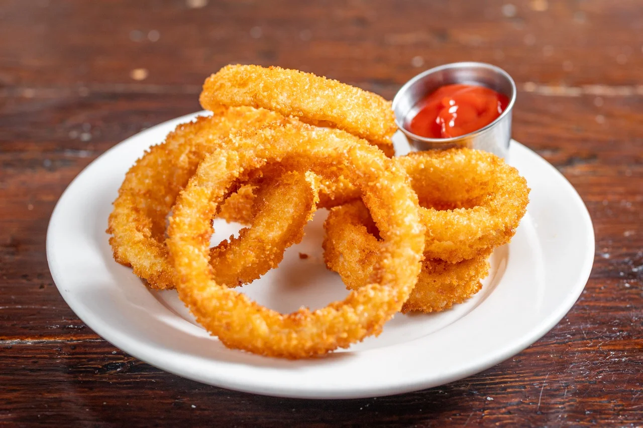 Crispy onion rings served with ketchup