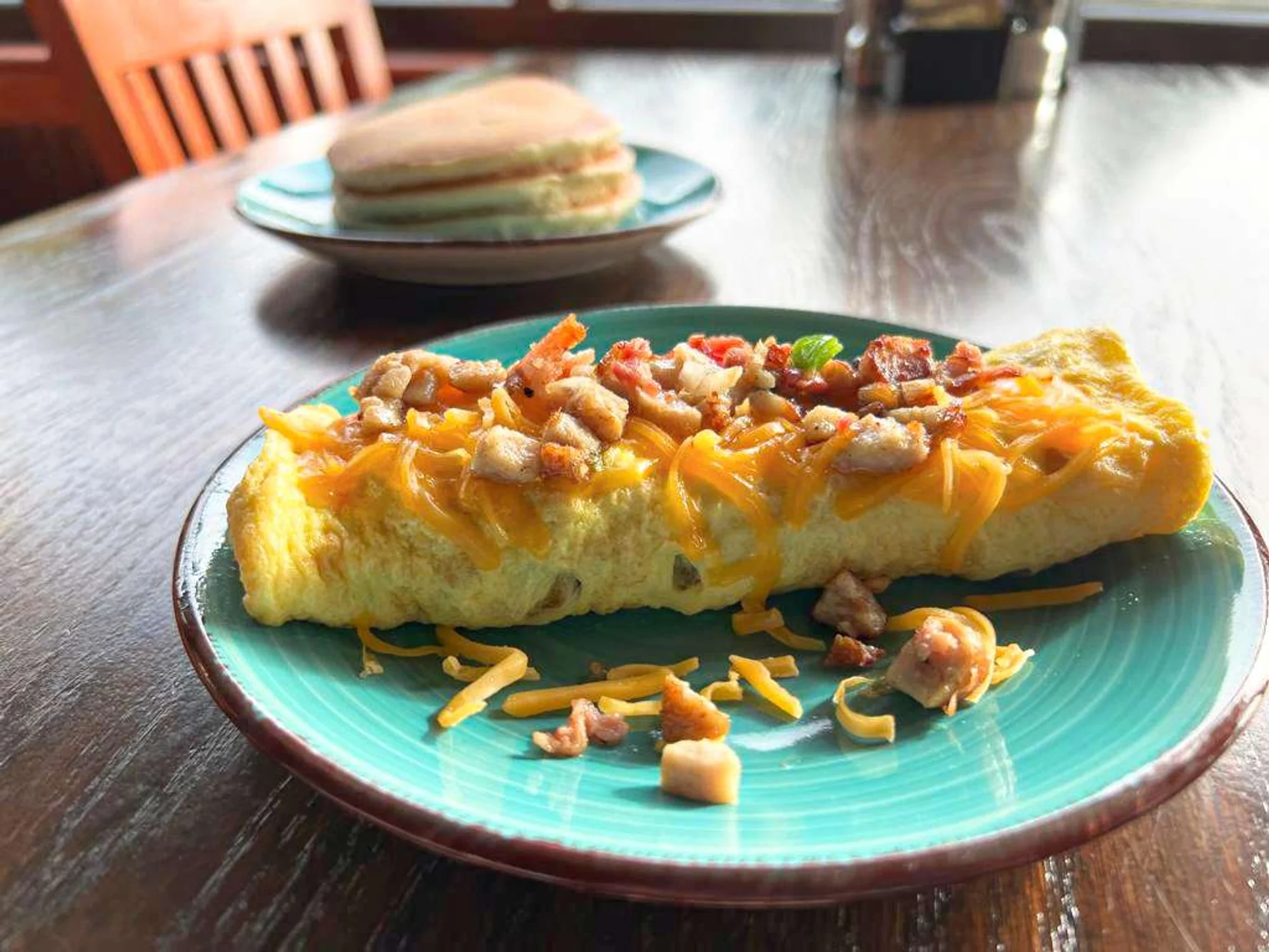Delicious American-style omelette topped with cheese and bacon