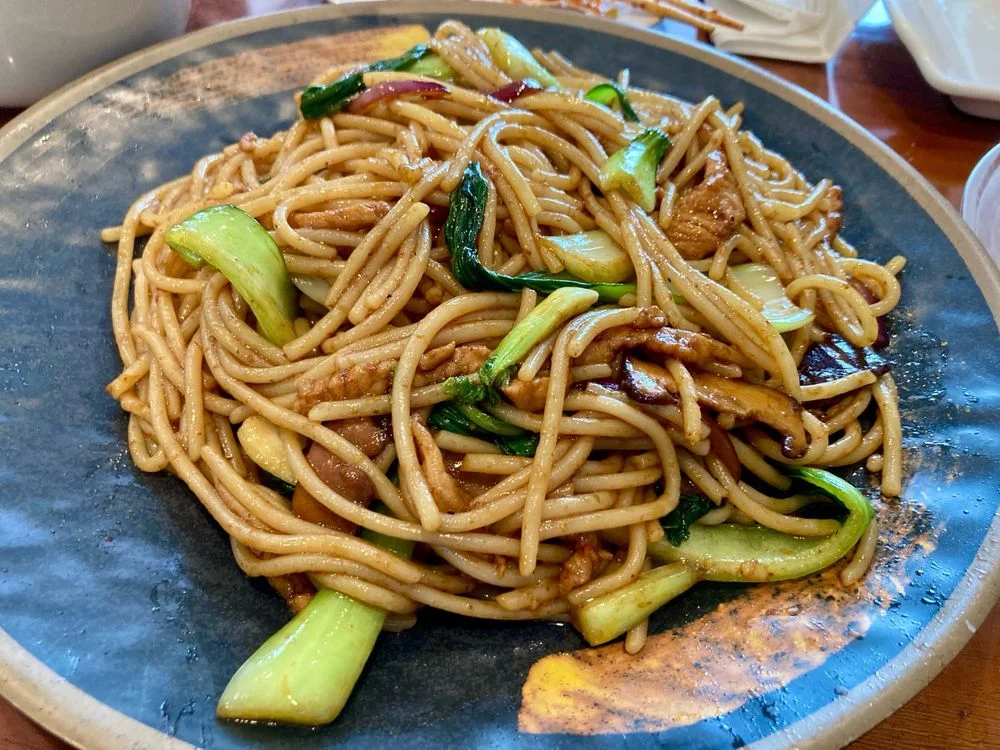 Stir-fried Chinese lo mein with vegetables