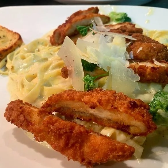 Crispy chicken fettuccine Alfredo with garlic bread
