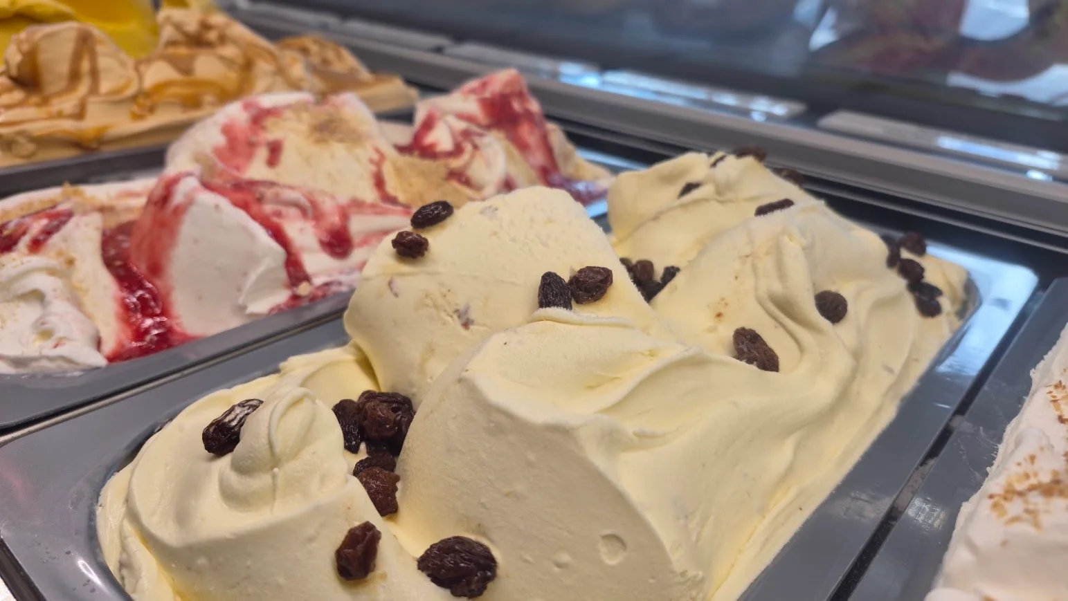 RUM RAISIN,STRAWBERRY CHEESECAKE GELATO