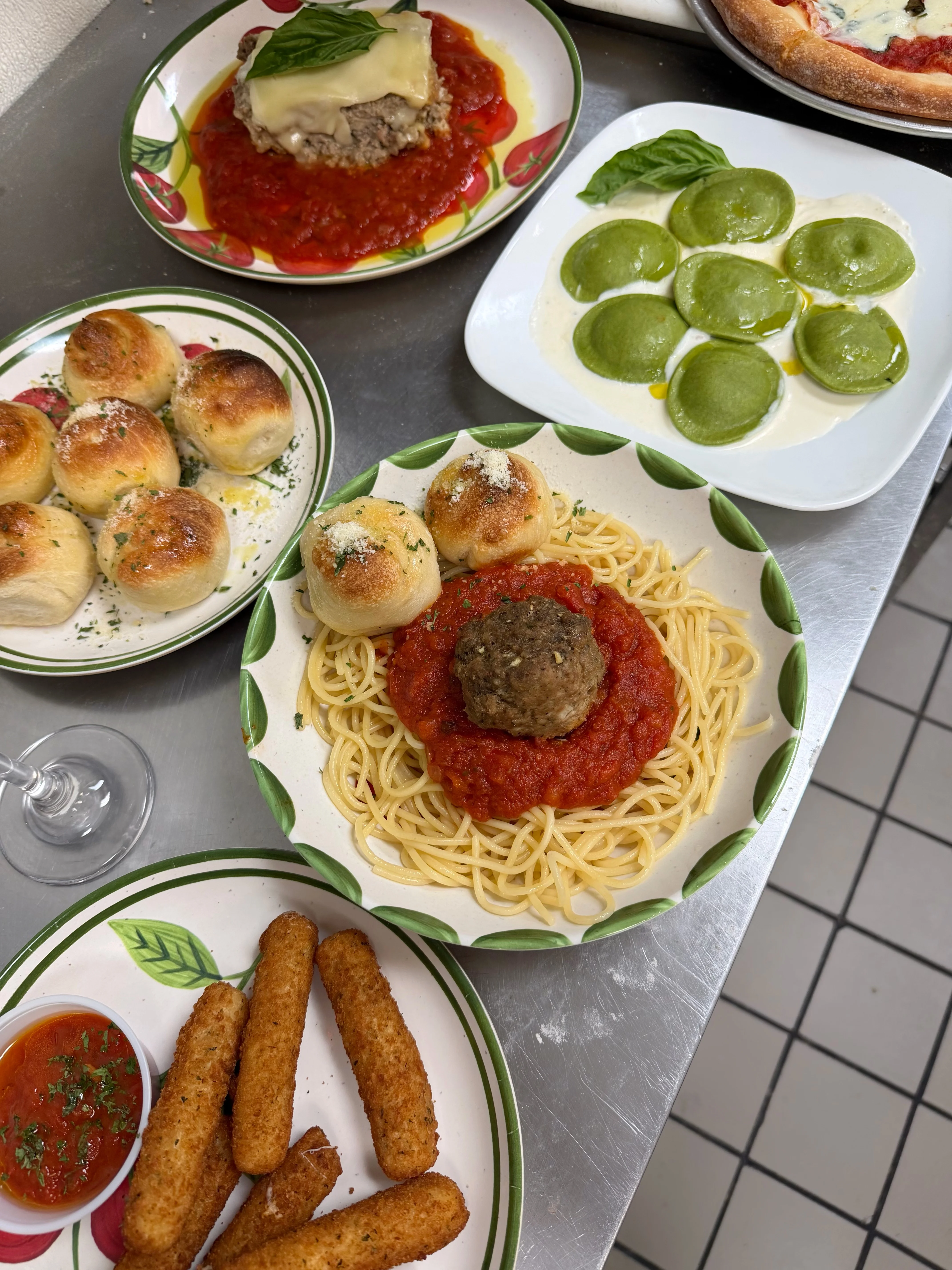 Italian spaghetti with meatballs and garlic knots