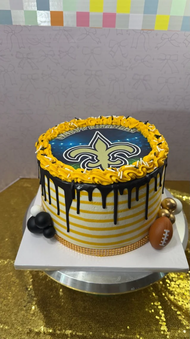 Decorative football-themed cake with black and gold colors