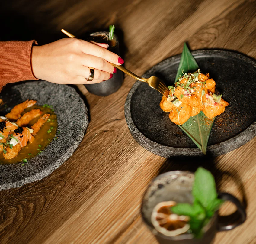 Artistic presentation of Thai shrimp curry on a stone plate