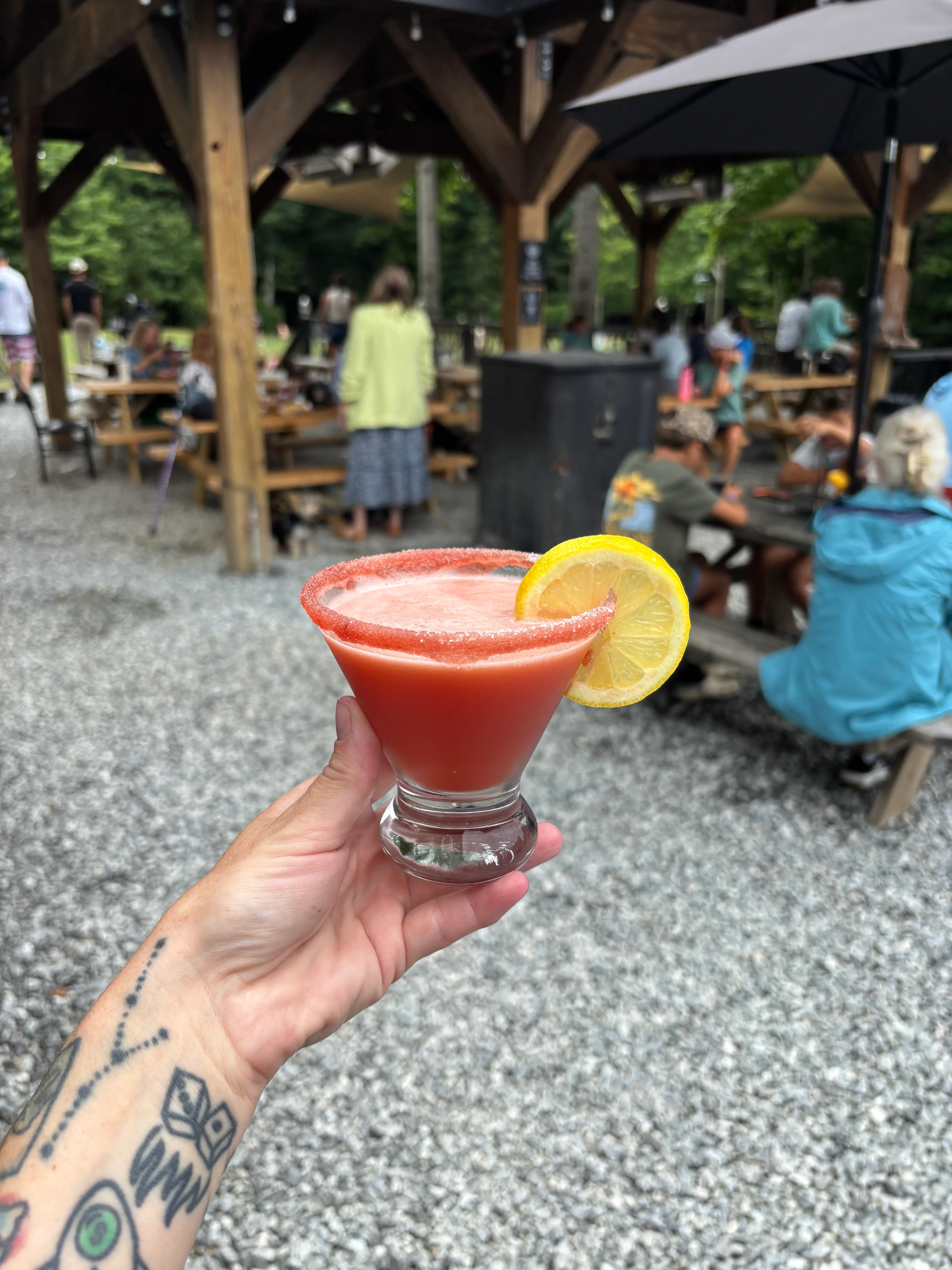 Refreshing strawberry margarita with a lemon slice