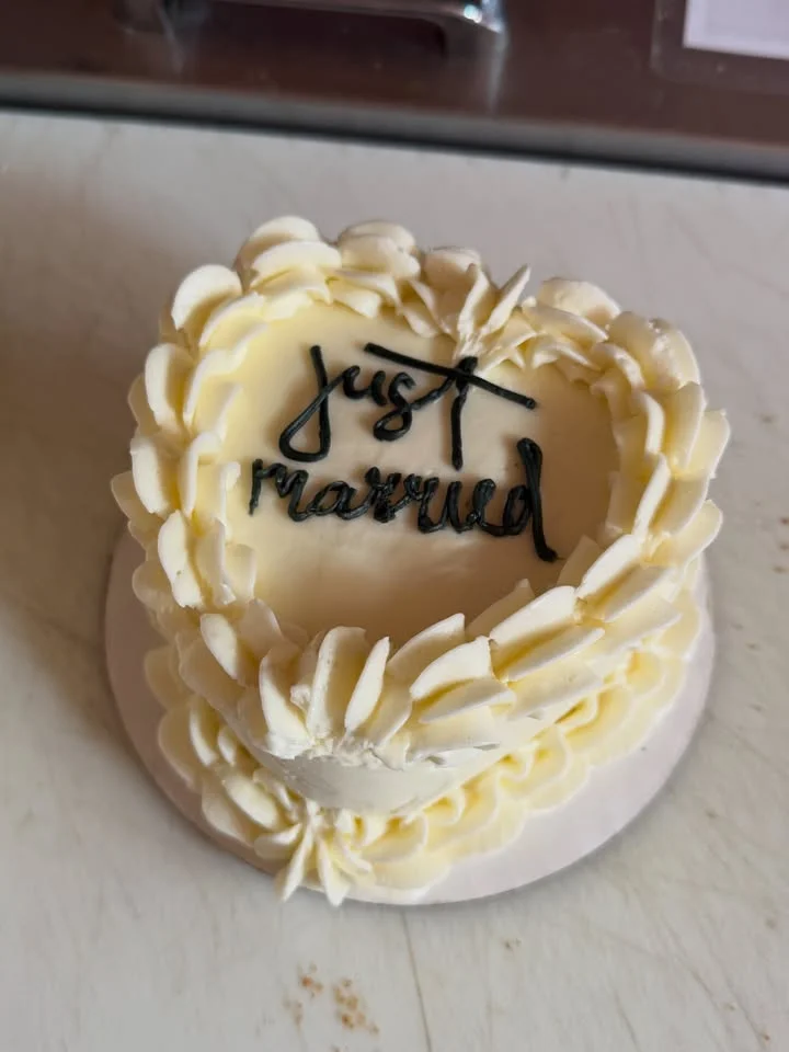 Decorative wedding cake with 'just married' inscription