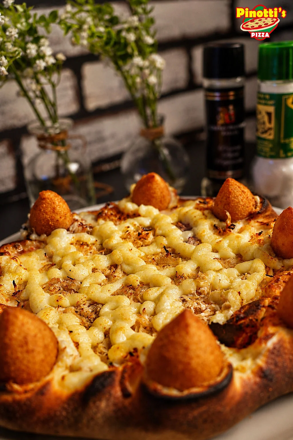 Cheesy macaroni pizza with crispy edges