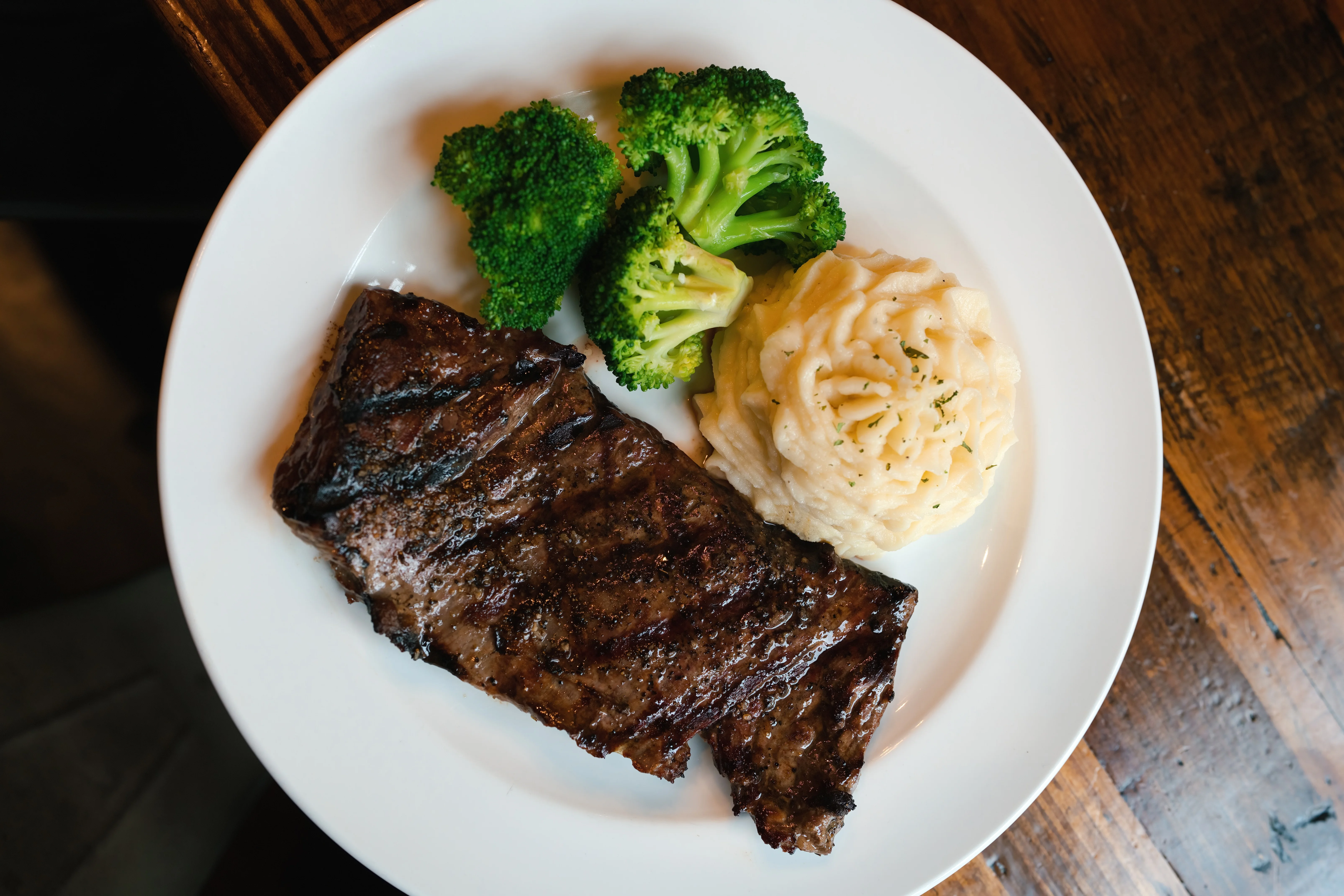Grilled steak with mashed potatoes and broccoli