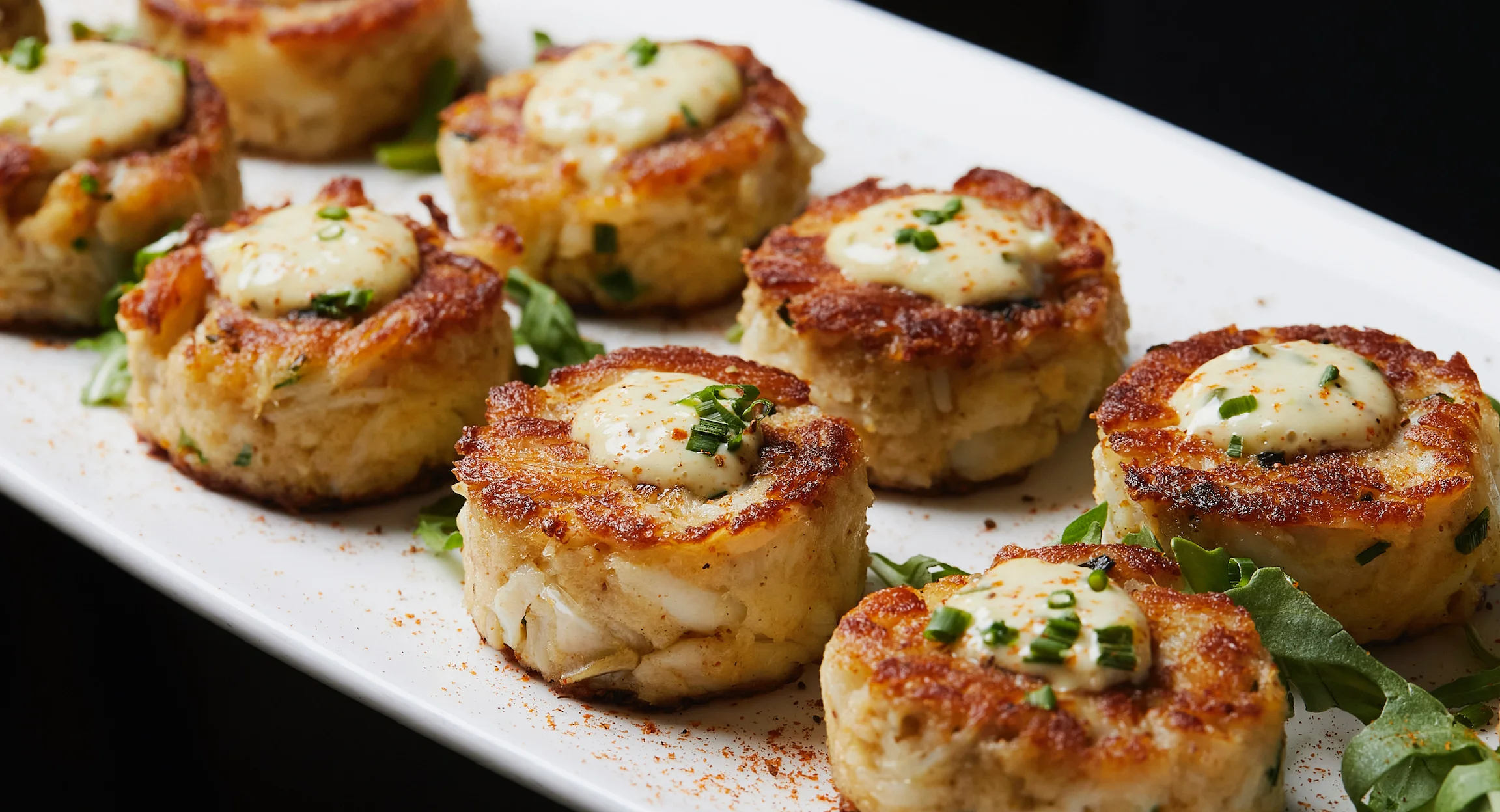 Crispy crab cakes with remoulade sauce
