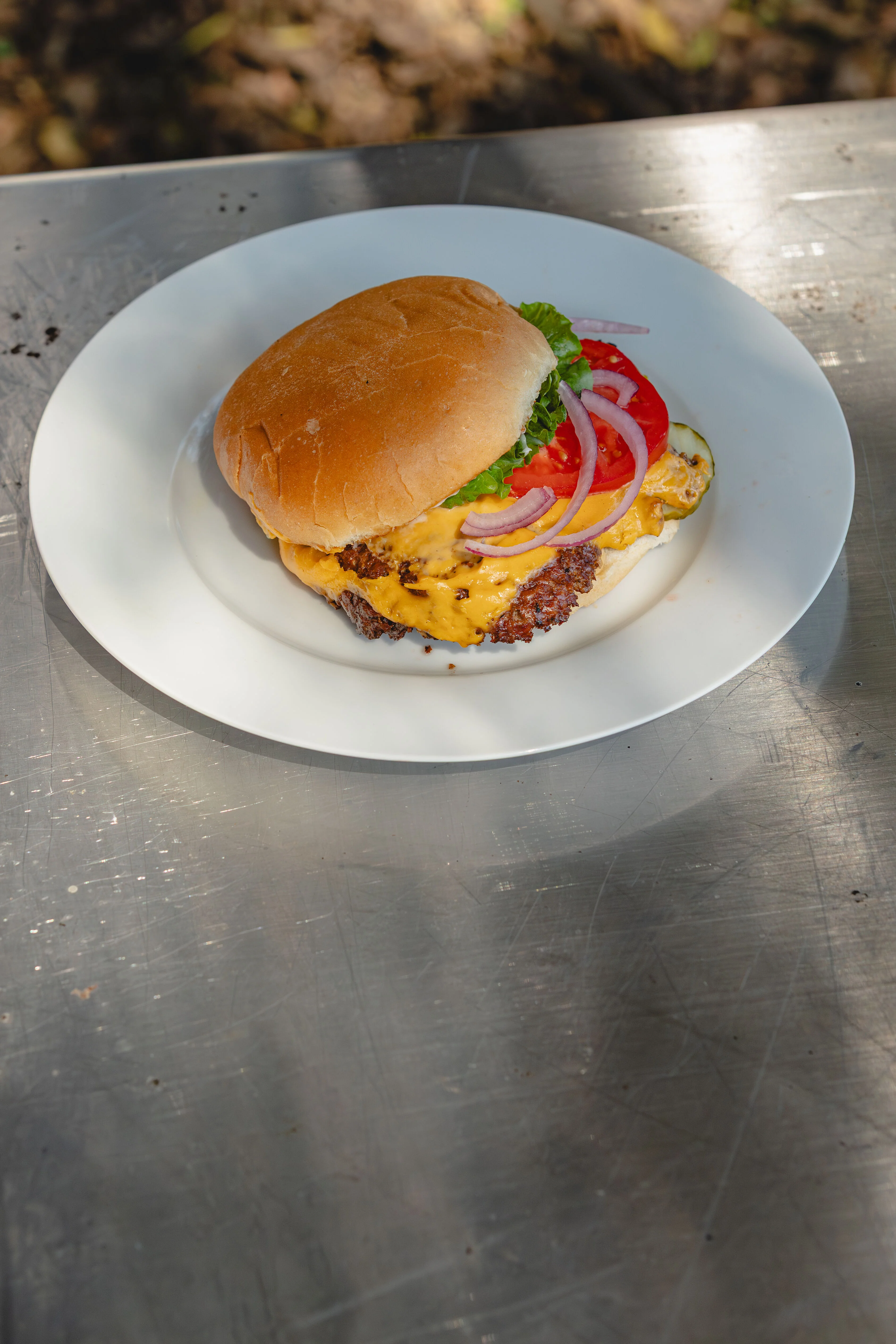 Juicy cheeseburger with fresh toppings on a plate