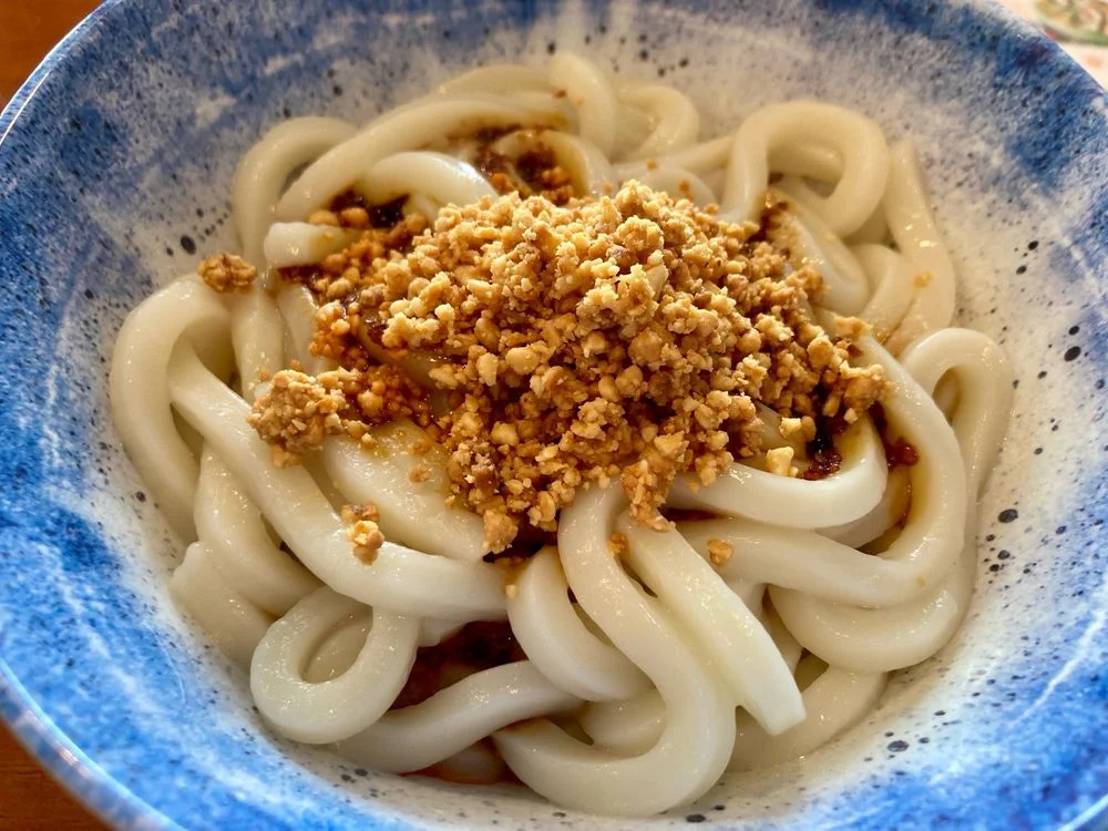 Chinese cold noodles with crushed peanuts