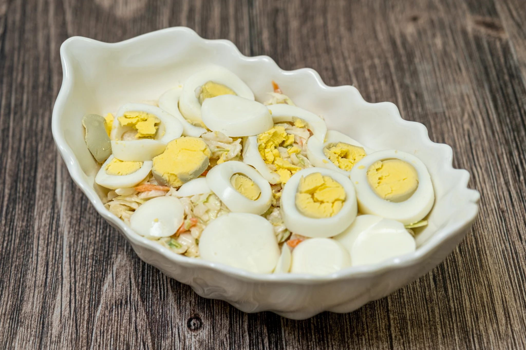 Colombian ensalada de huevos with sliced boiled eggs