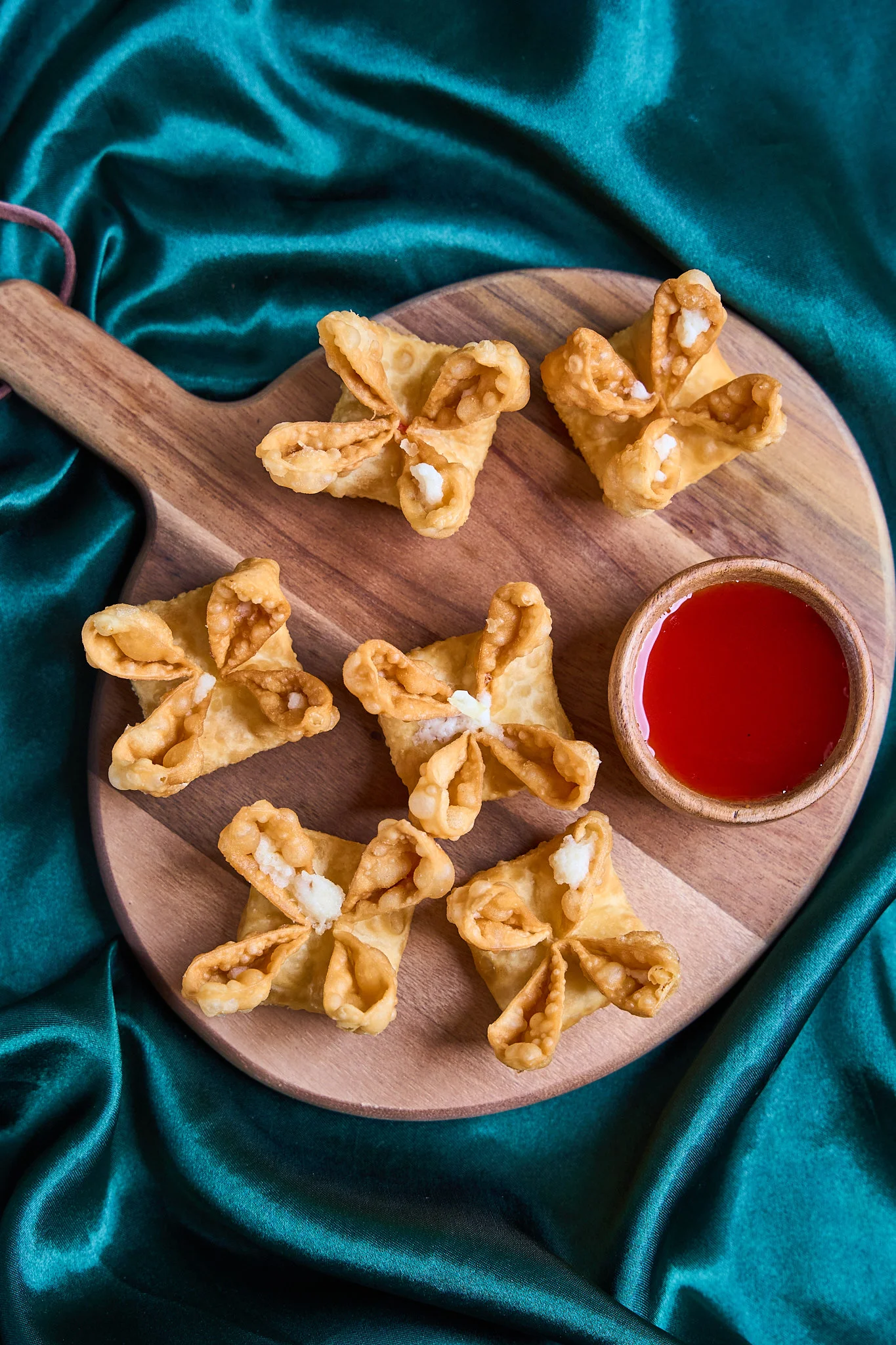 Crispy Chinese wontons with sweet sauce