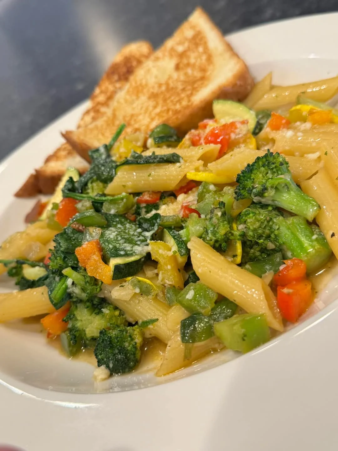 Vegetable penne pasta with garlic toast