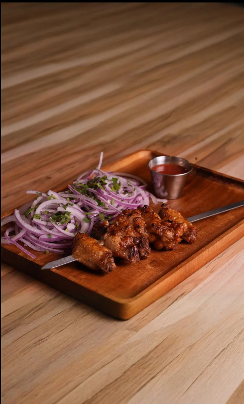 Grilled chicken kebabs with onions and sauce