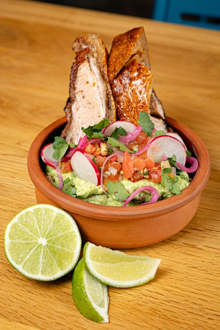 Chicharron con Guacamole