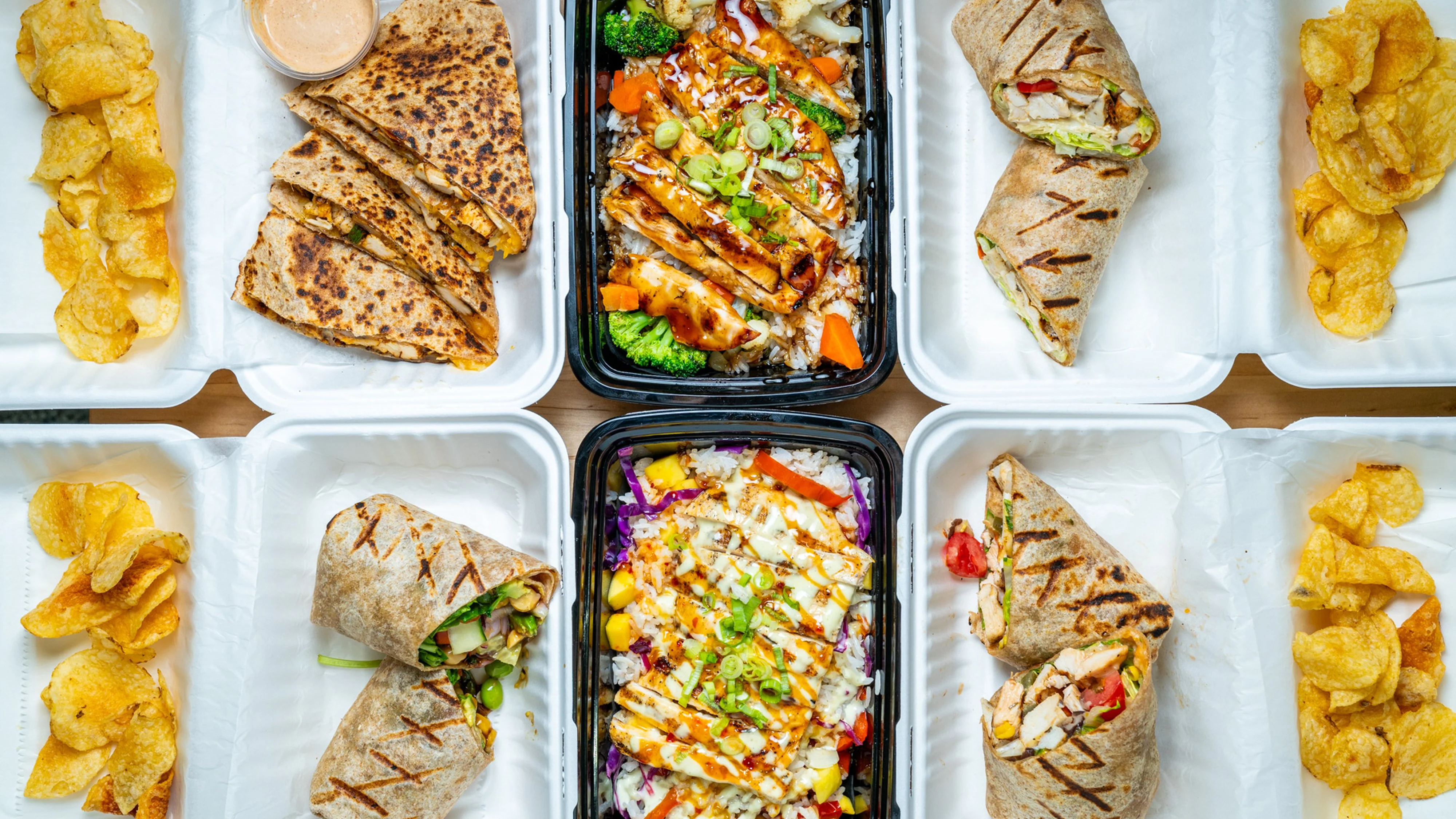 Grilled chicken rice bowl with vegetables