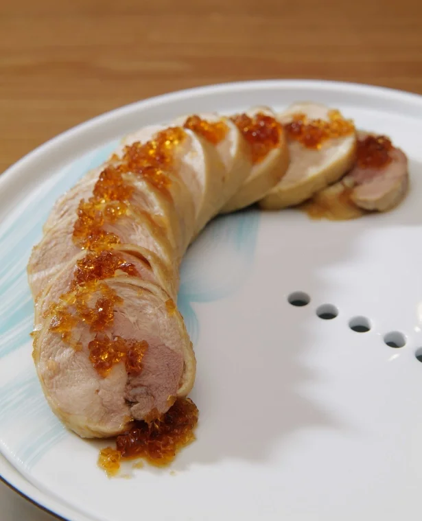 Sliced Chinese poached chicken with golden sauce