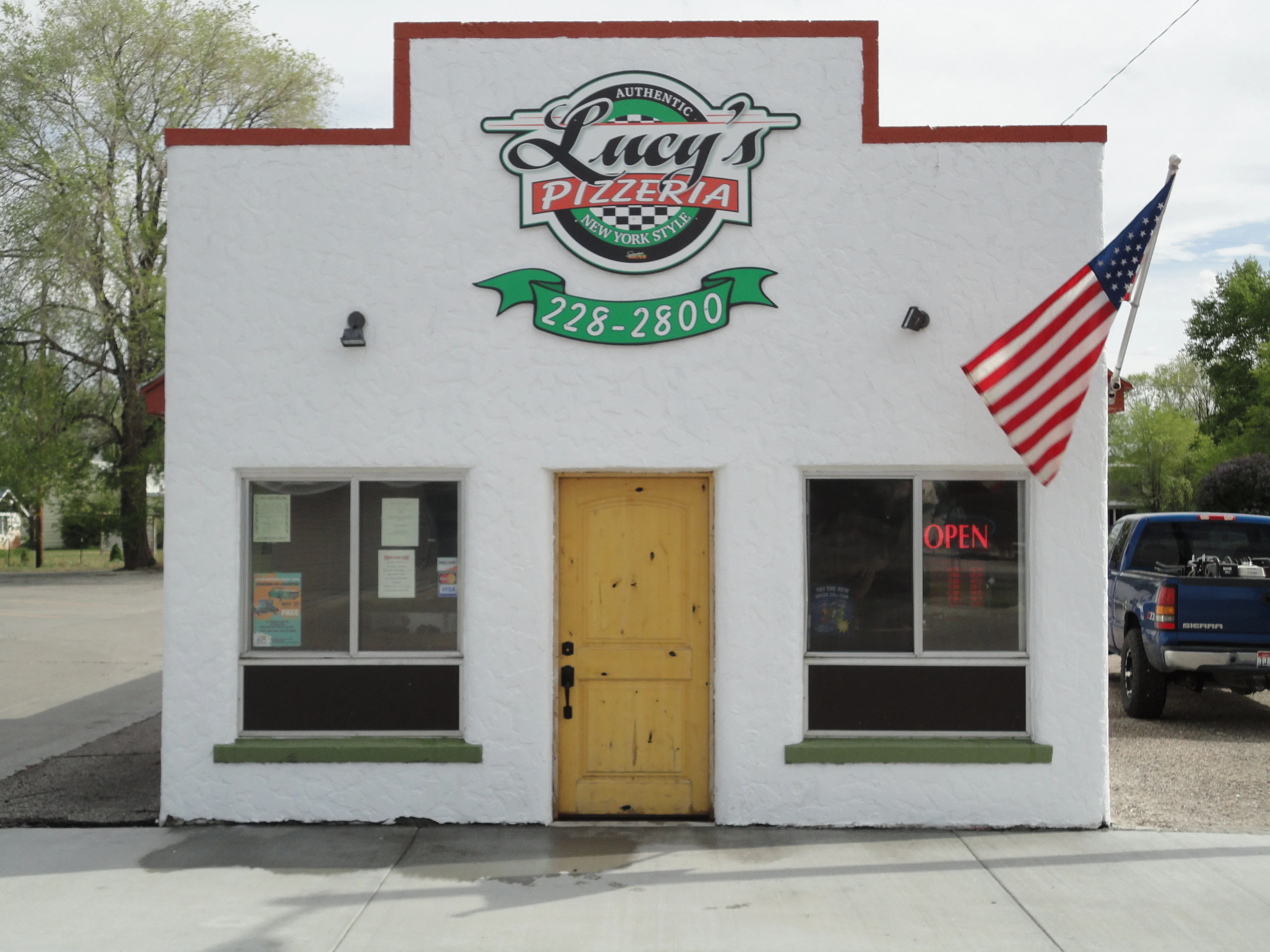 Roberts Lucy's storefront