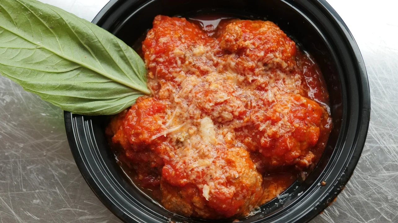 Hot Meatballs w. Sauce TO-GO