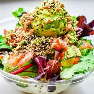 Vibrant avocado salad with sesame seeds