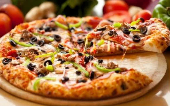Delicious pepperoni pizza with olives and green peppers