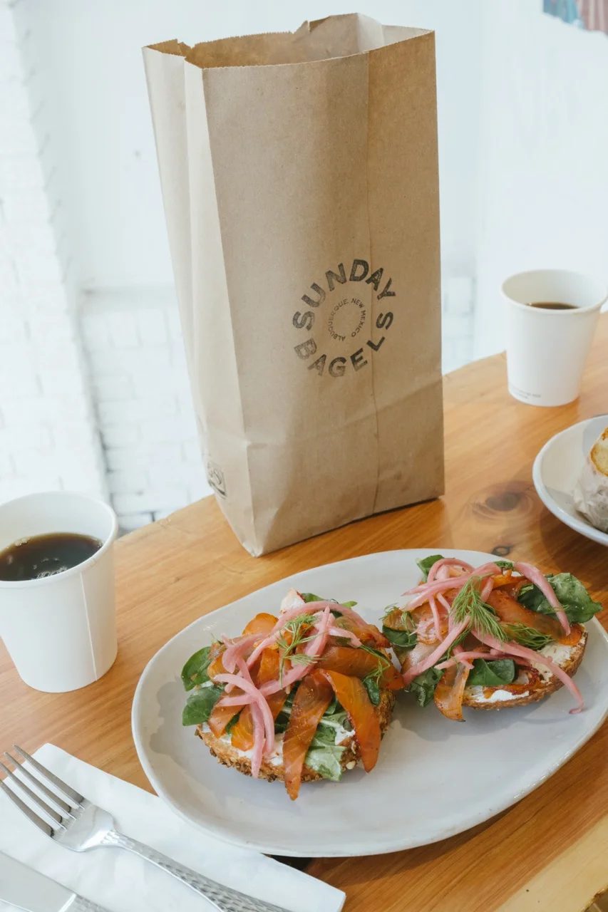 Bagel sandwich with smoked salmon and pickled onions
