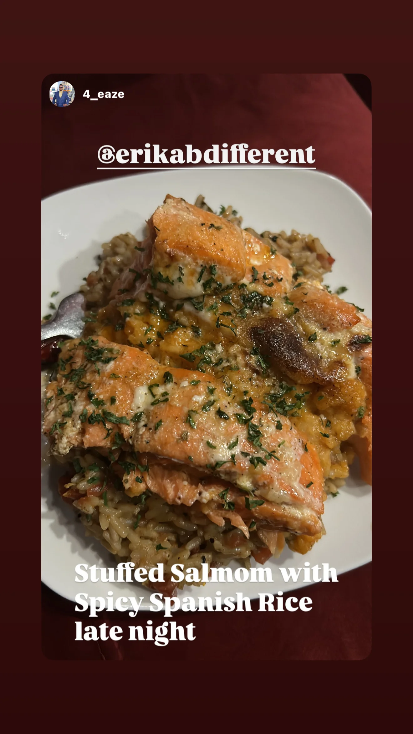 A hearty meal featuring fried chicken, macaroni and cheese, and sautéed greens, garnished with lemon slices.