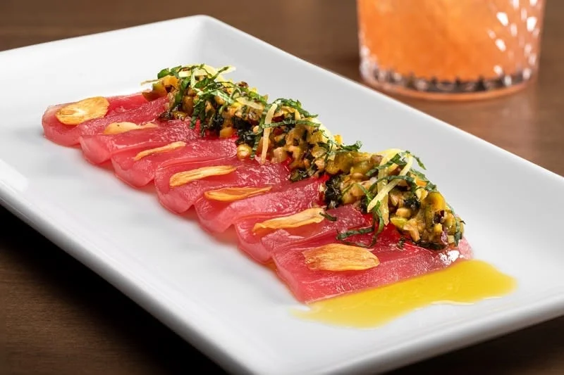 Japanese tuna tataki with garlic and herbs
