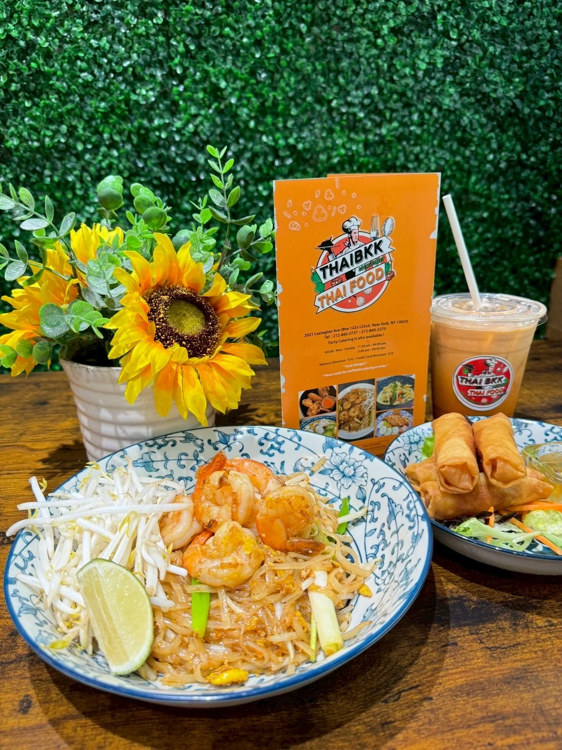 Plate of Thai pad thai with shrimp and fresh lime