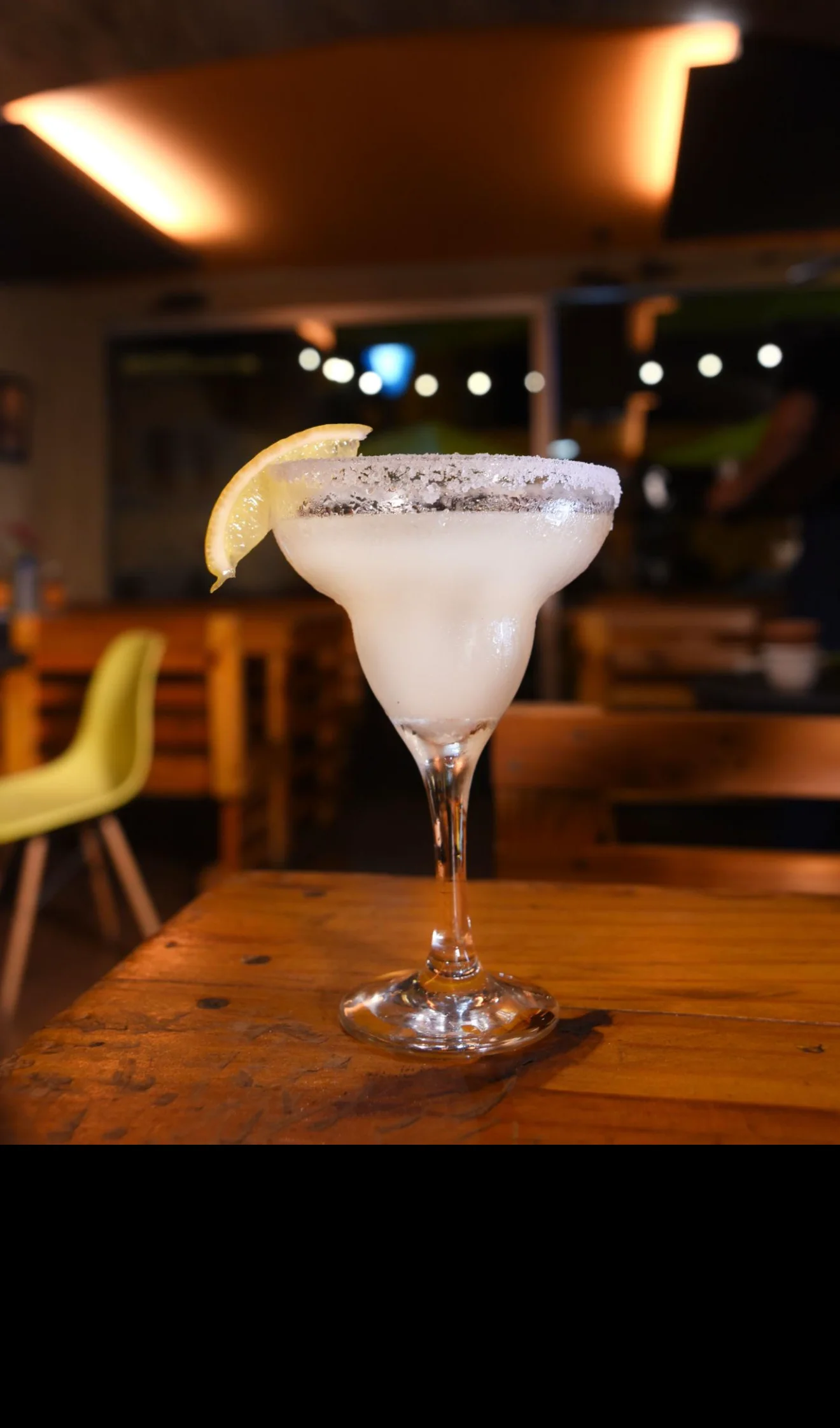 Classic margarita cocktail with a lemon slice