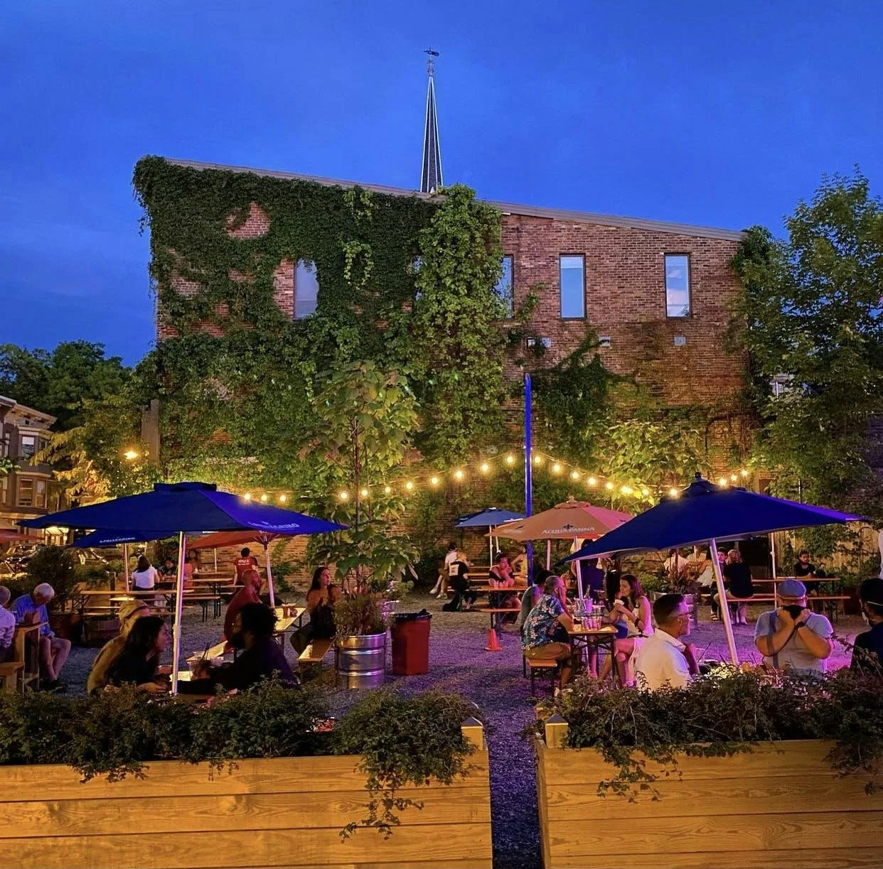 Backbar under the stars outdoor seating