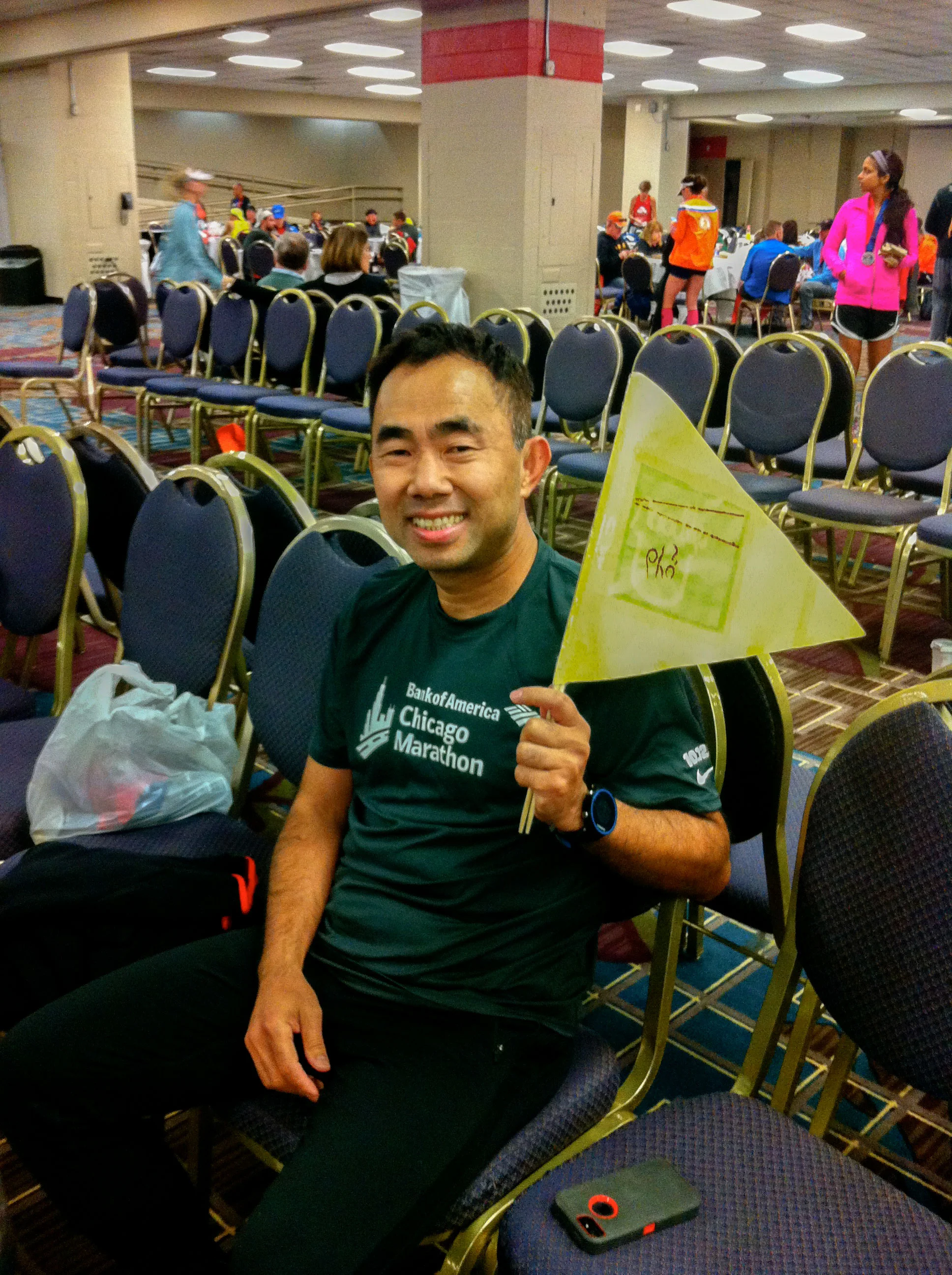 Participant at Chicago Marathon holding a pho flag