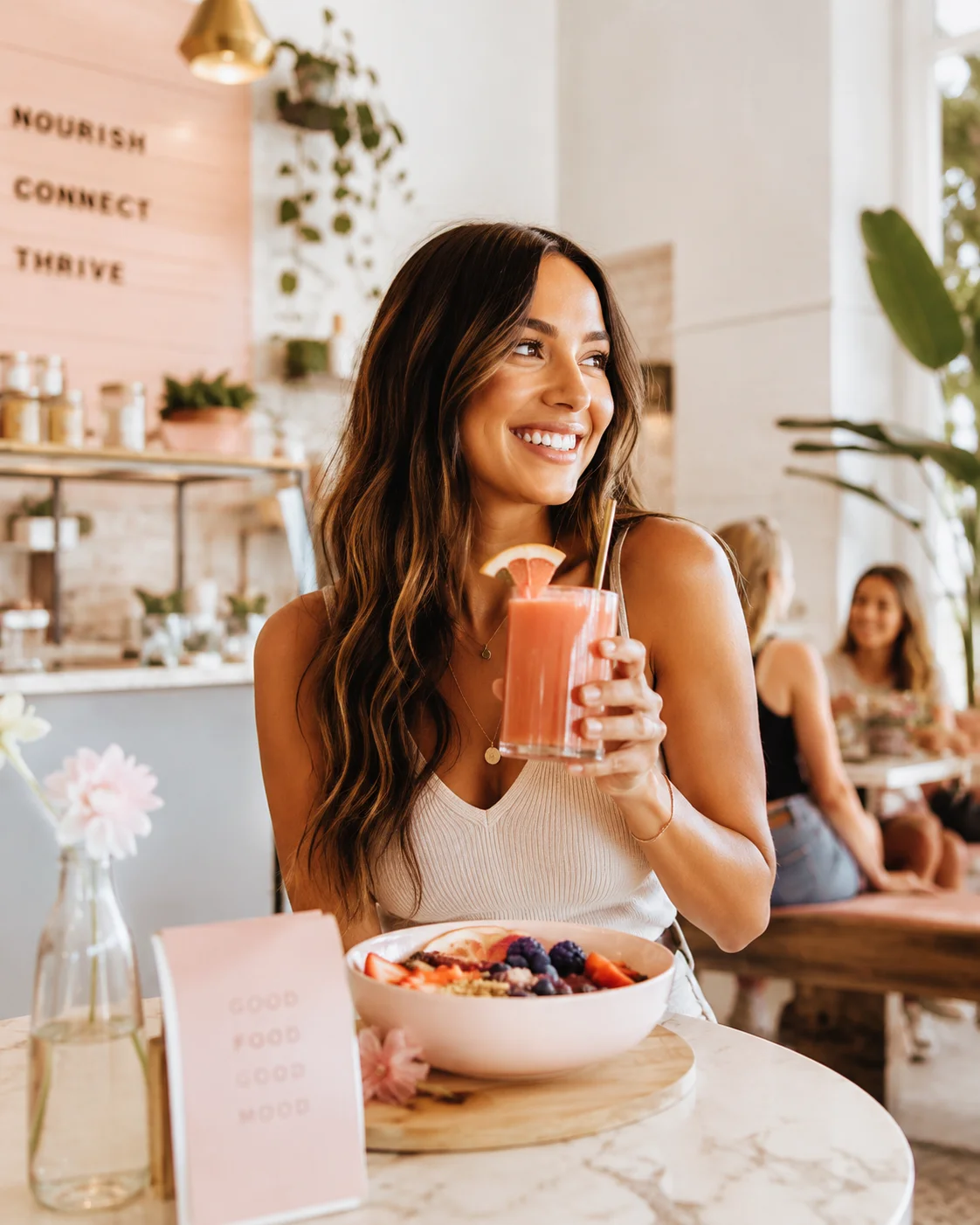 Bright smoothie bowl in a cozy café setting