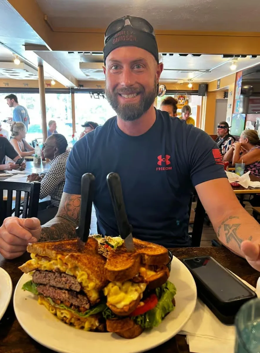 Giant cheeseburger sandwich with mac and cheese