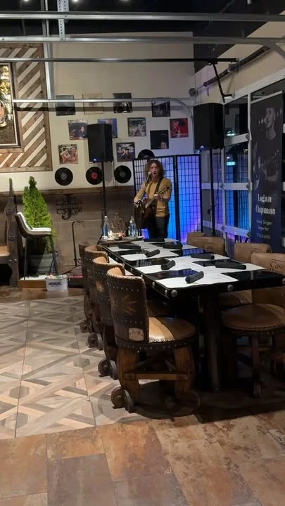 Live music performance in a cozy restaurant setting