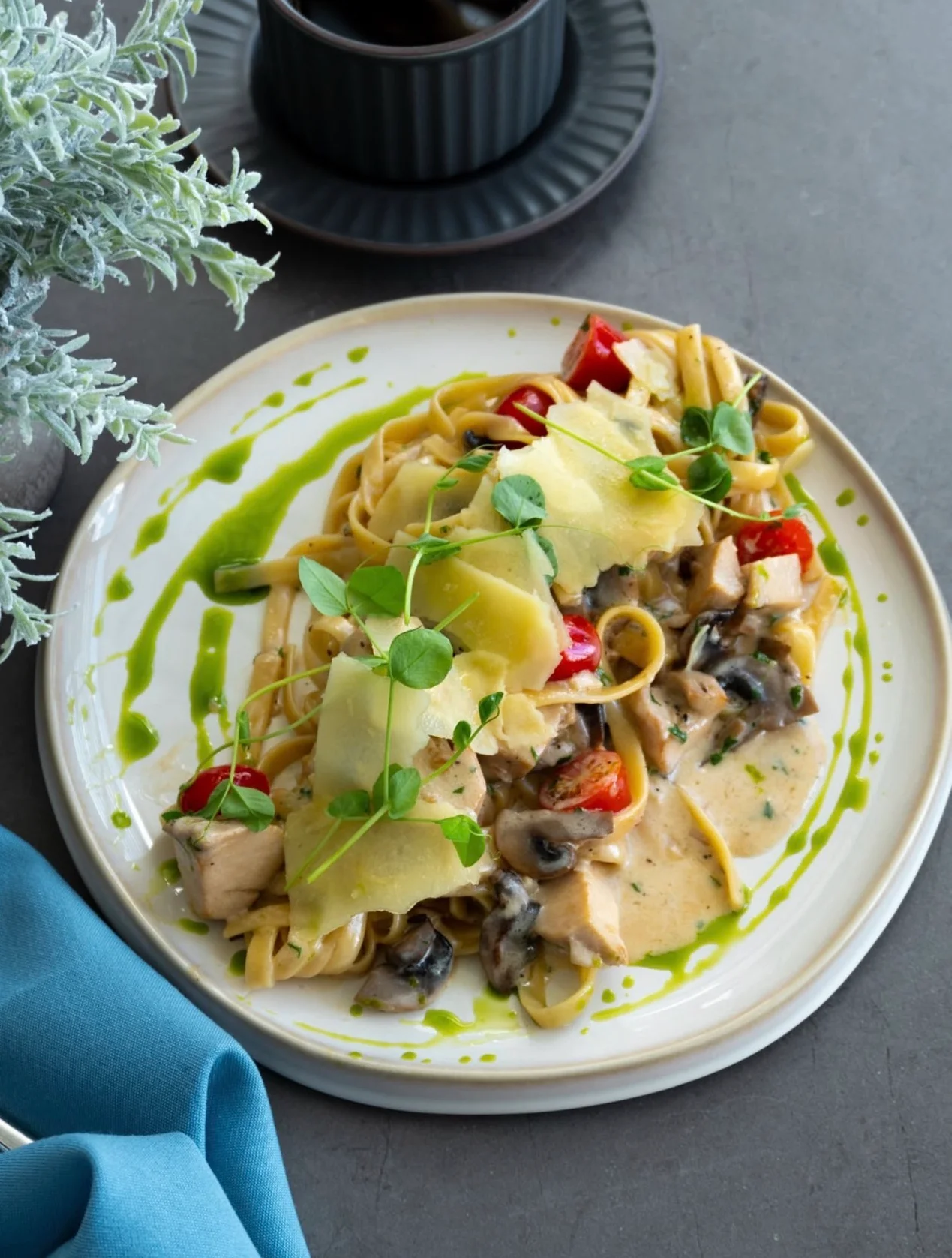 Creamy fettuccine alfredo with chicken and vegetables