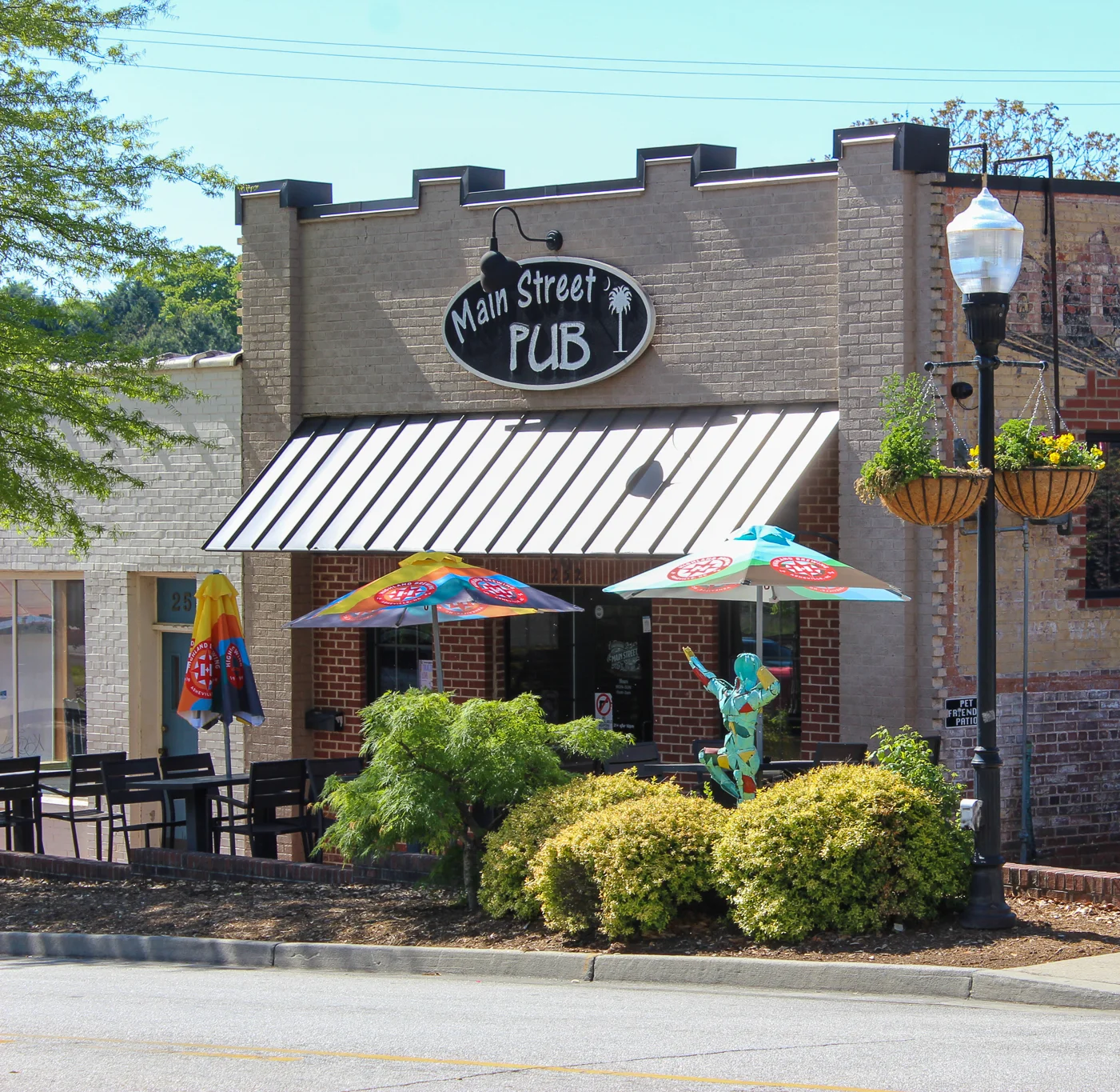 Main Street Pub Patio in Downtown Spartanburg, South Carolina. Join us for Happy Hour, Fresh Beer Tap, White Wine, Red Wine,  Bottled Beer, Canned Beer, Cocktails, Fresh Cocktails, Specialty Cocktails, Bourbon, Vodka, Whiskey, Spirits, Gin, Tequila, Karaoke, Live Music, Dog Friendly!