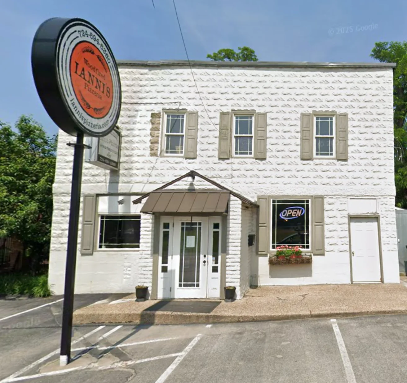Exterior view of Ianni's Pizzeria with open sign
