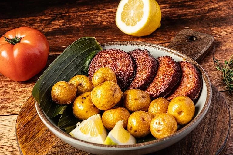 Salchichon cervecero con papa criolla