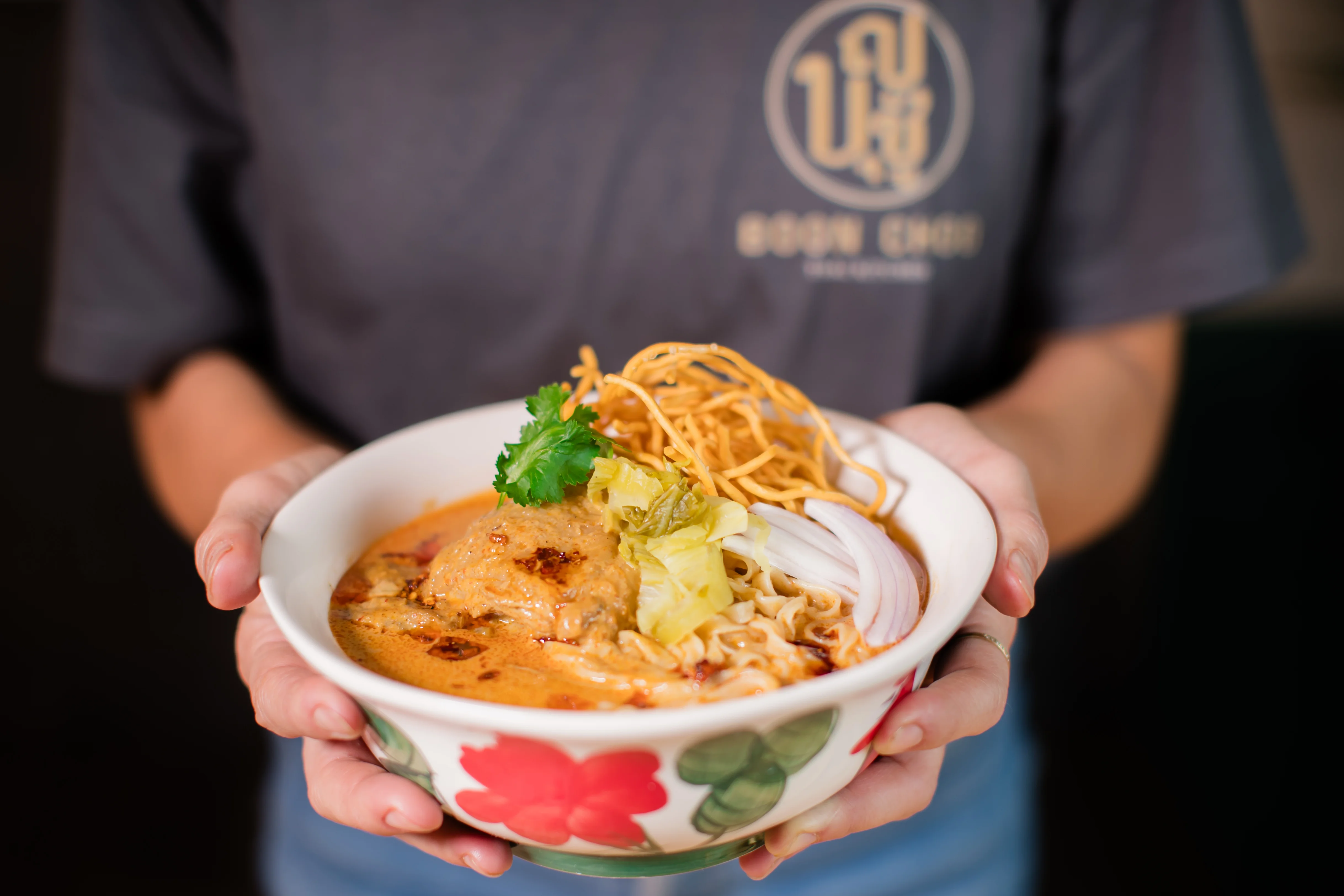Bowl of Thai khao soi with crispy noodles