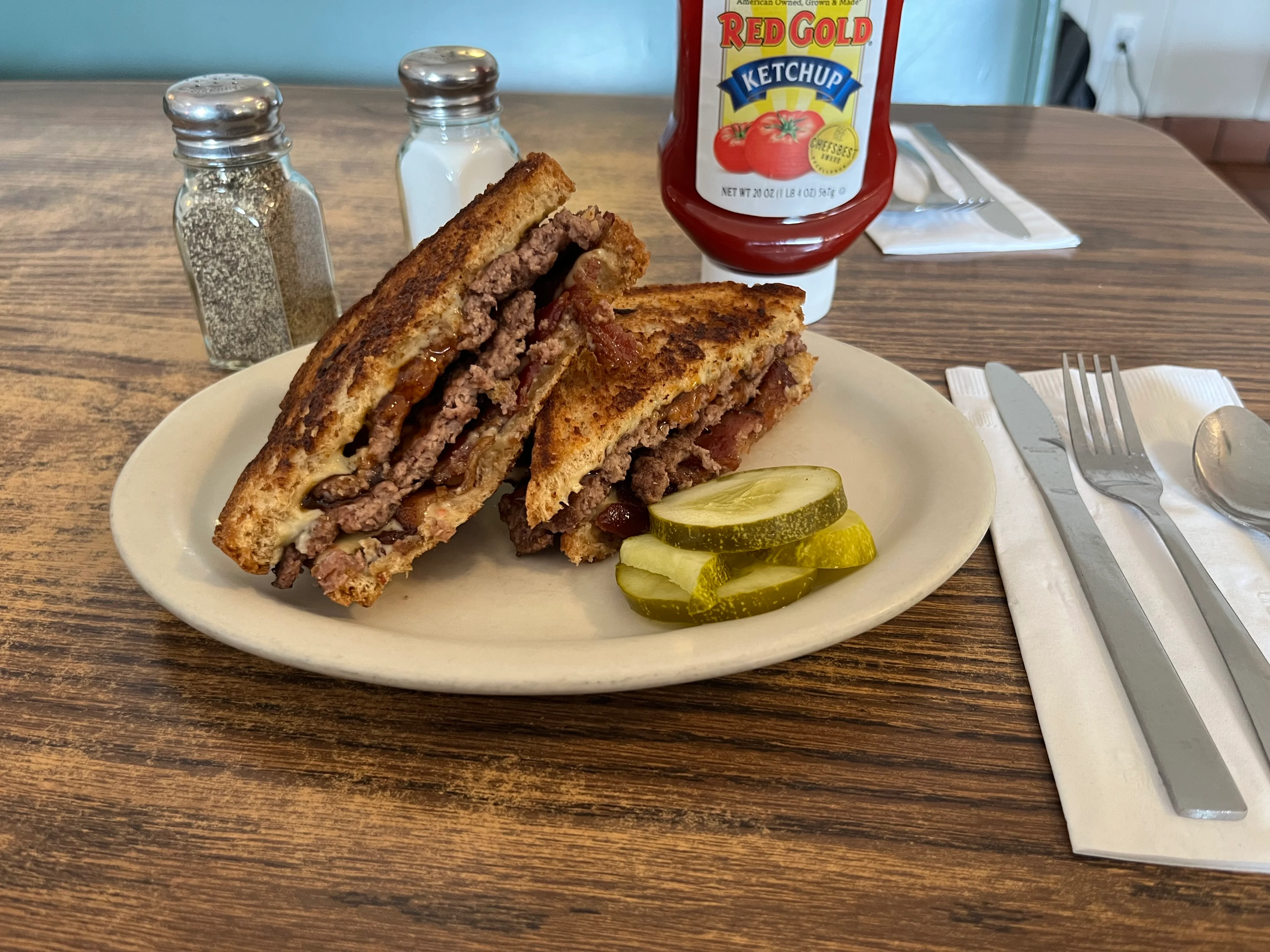 Classic American cheeseburger sandwich with pickles