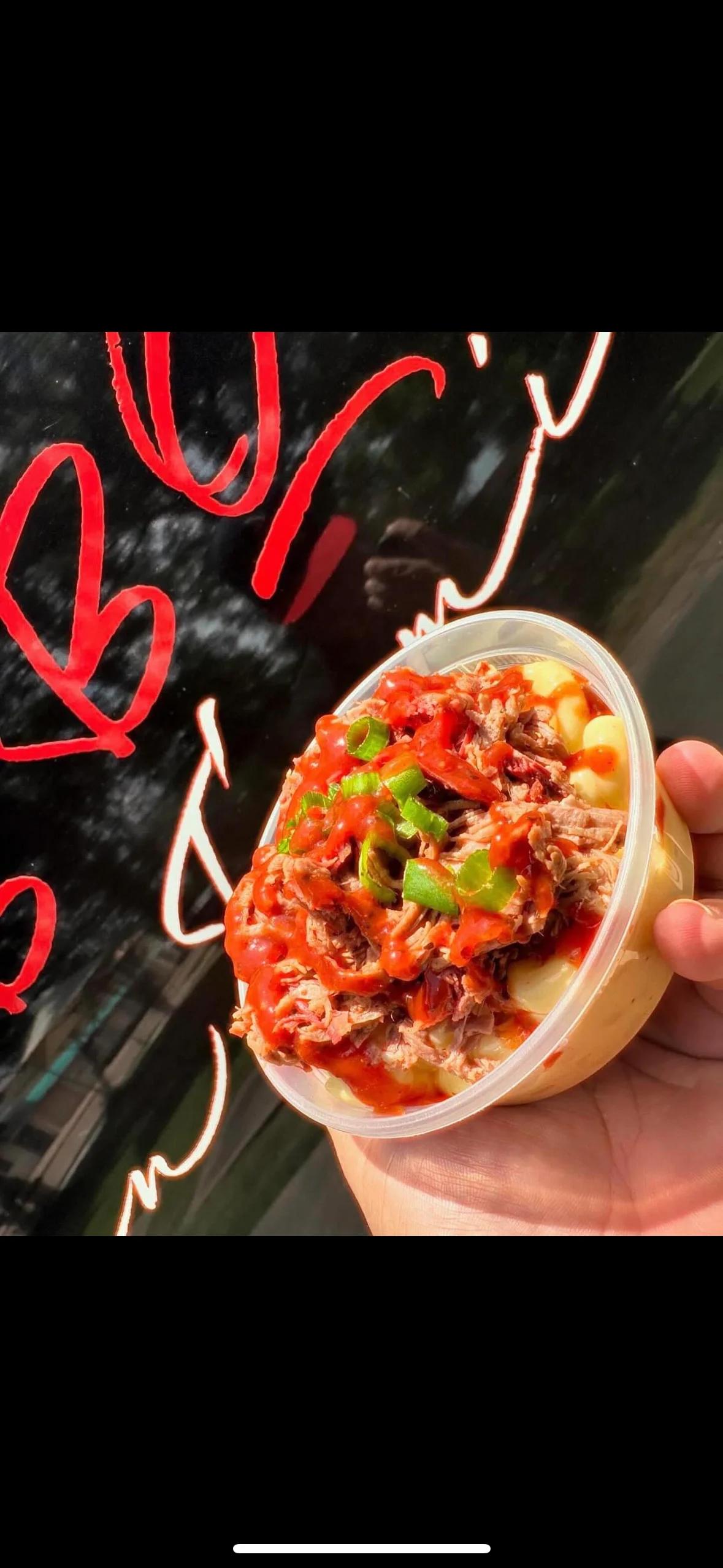 Pulled pork mac and cheese bowl with spicy sauce