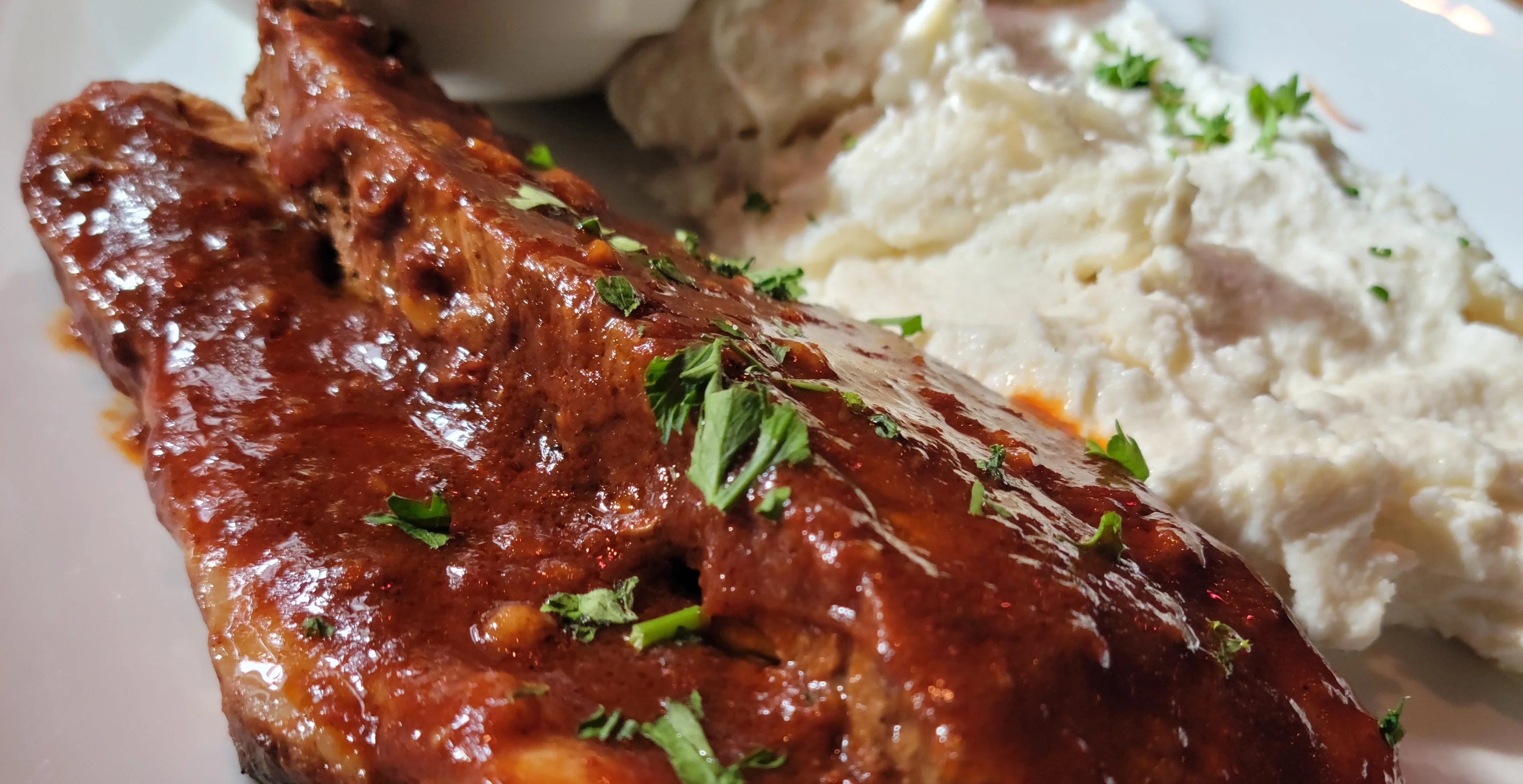 BBQ ribs with coleslaw and mashed potatoes