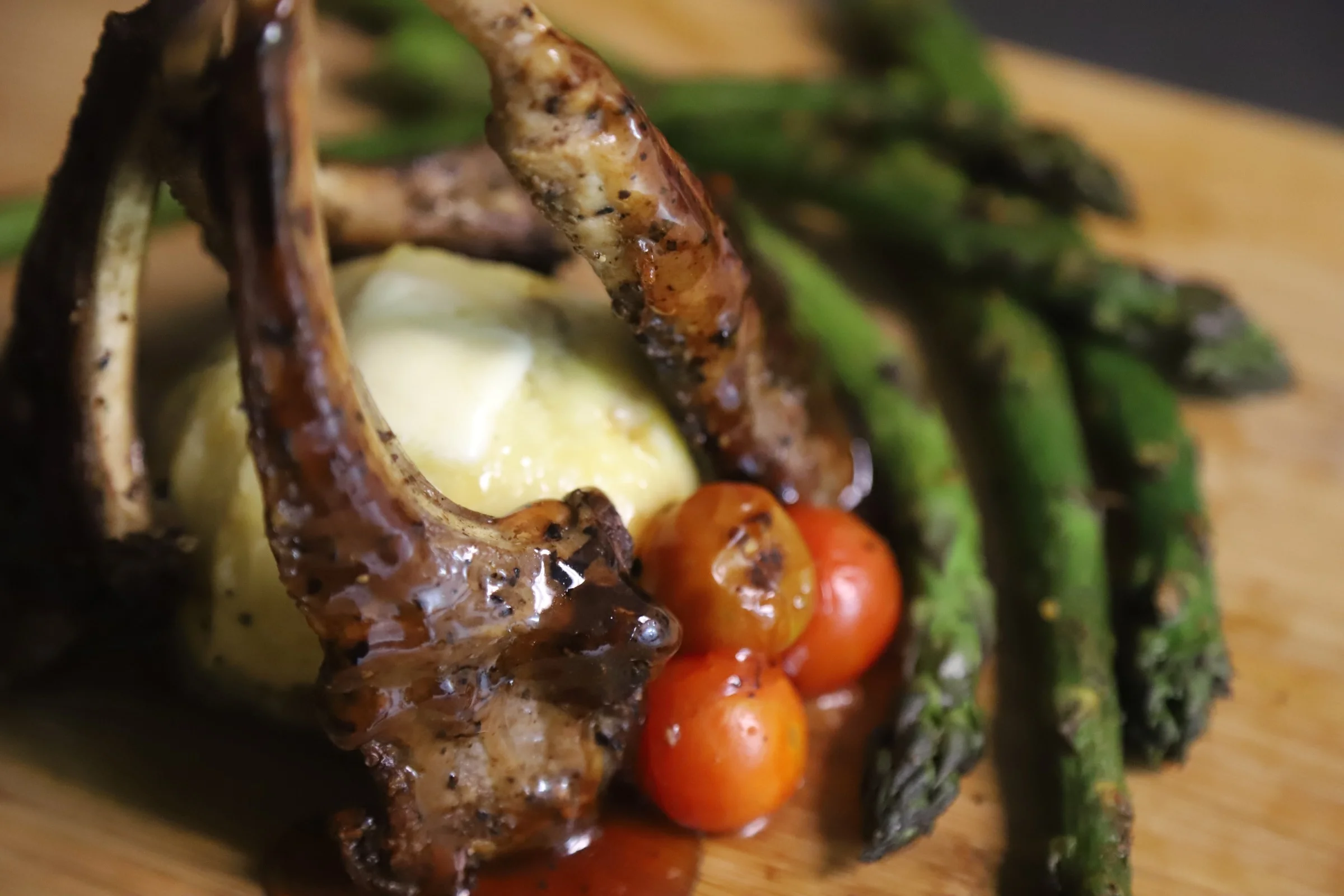 Grilled lamb chops with asparagus and cherry tomatoes