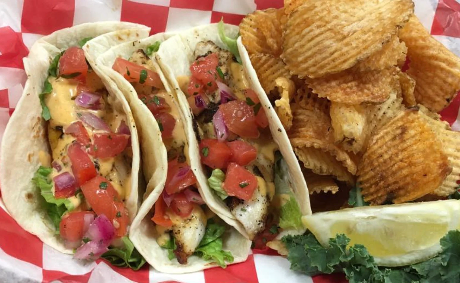Grilled fish tacos served with crispy chips