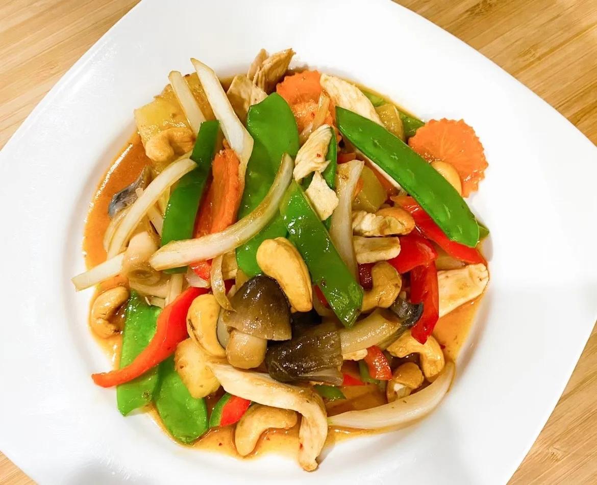 Thai stir-fried chicken with vegetables and cashews