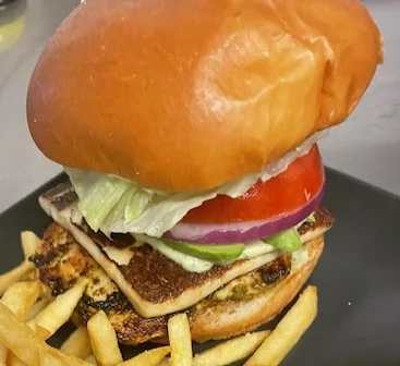 Grilled chicken sandwich with fresh vegetables